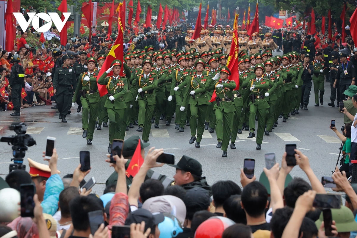 locals show joy at seeing military forces march on dien bien streets picture 12
