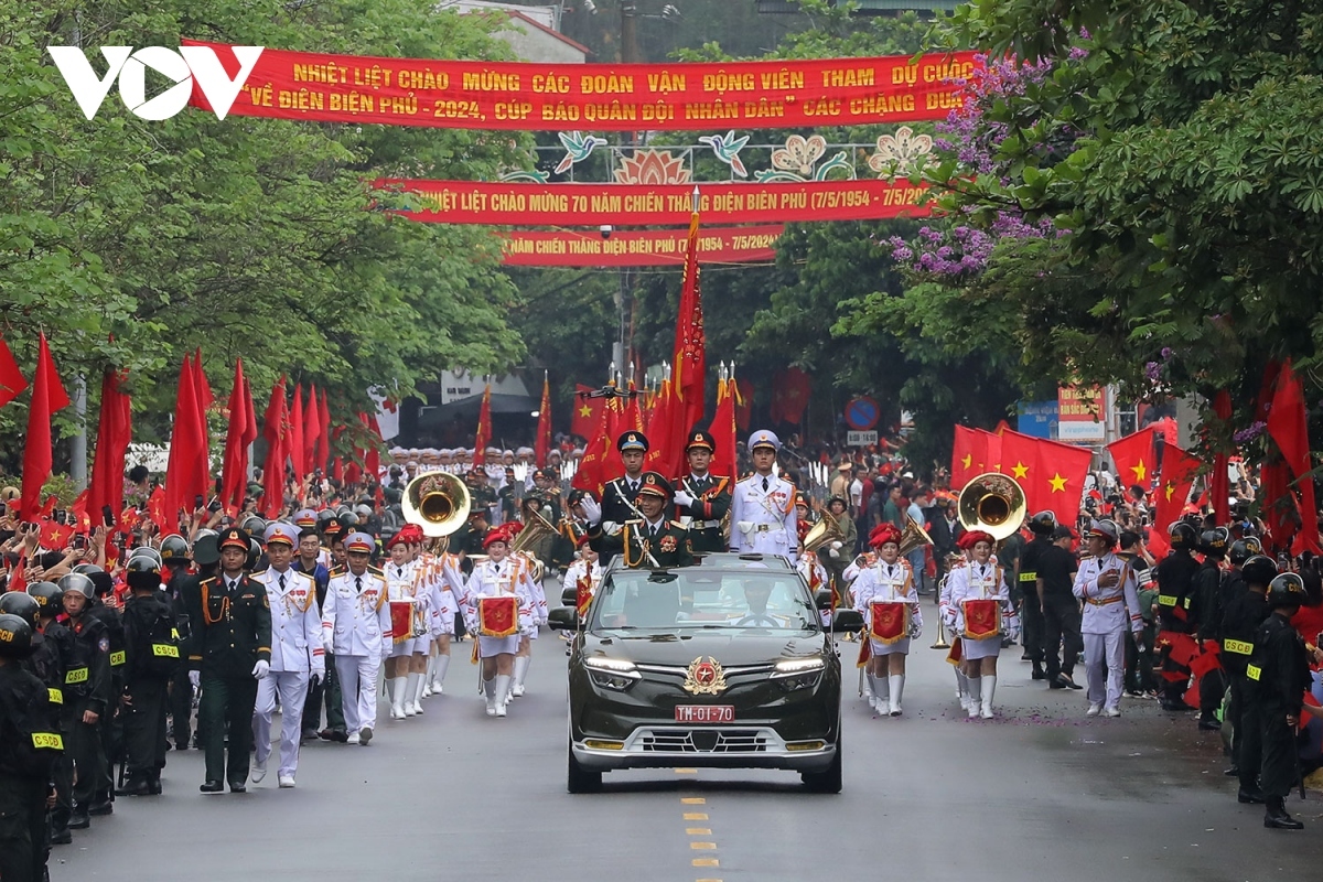 locals show joy at seeing military forces march on dien bien streets picture 2