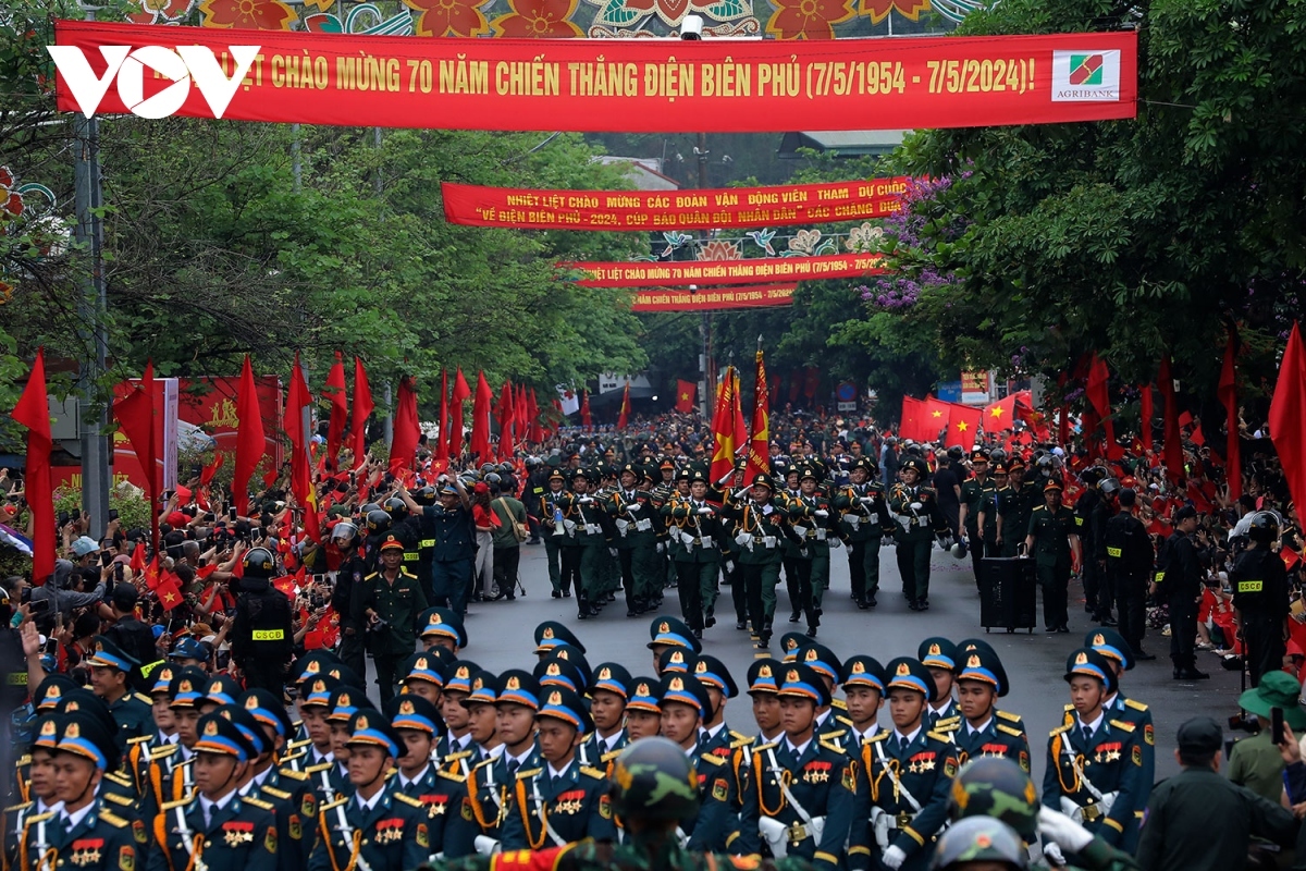 locals show joy at seeing military forces march on dien bien streets picture 3