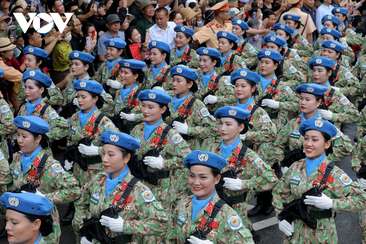 locals show joy at seeing military forces march on dien bien streets picture 4