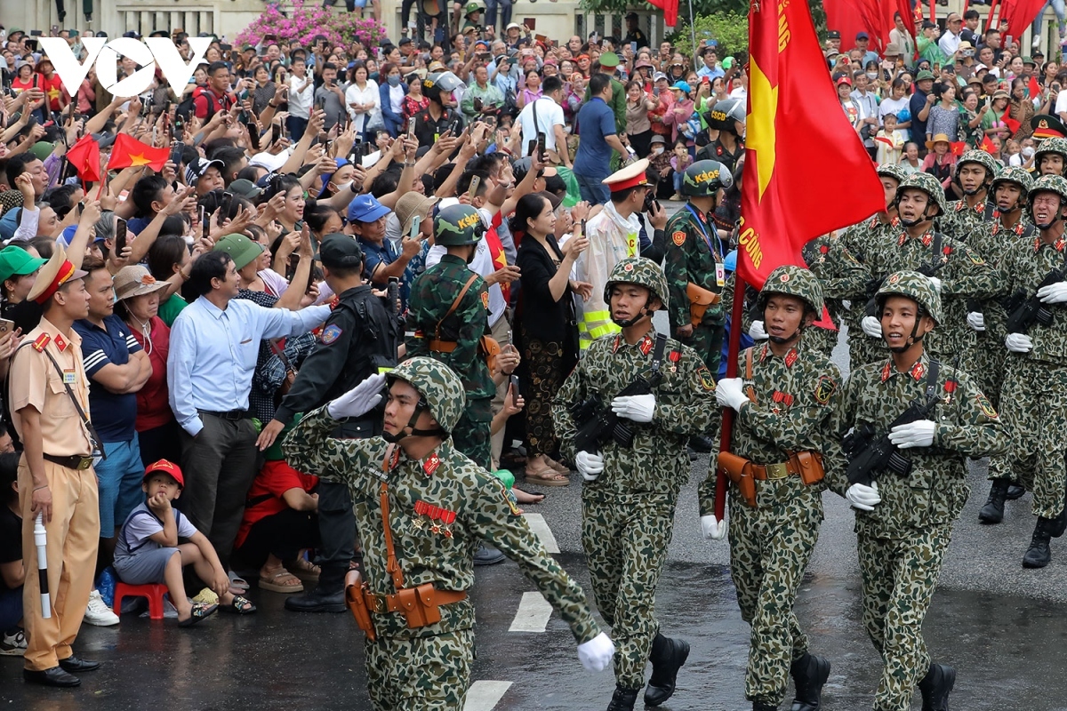 locals show joy at seeing military forces march on dien bien streets picture 5