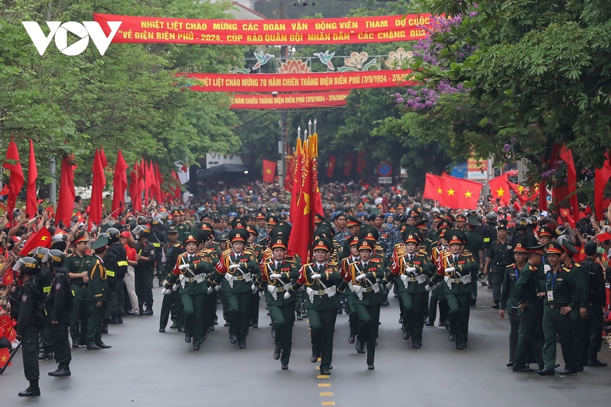 locals show joy at seeing military forces march on dien bien streets picture 6