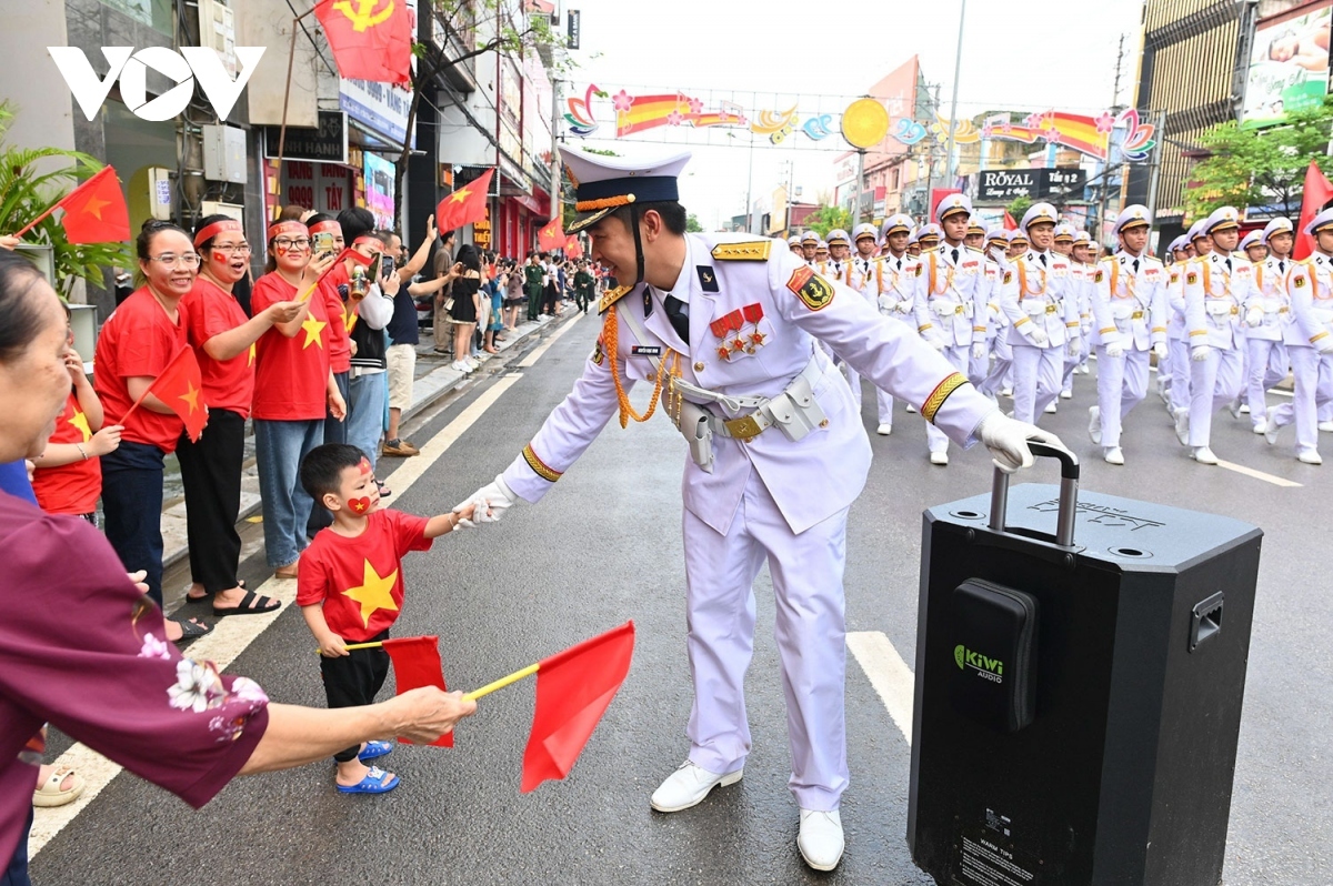 locals show joy at seeing military forces march on dien bien streets picture 7