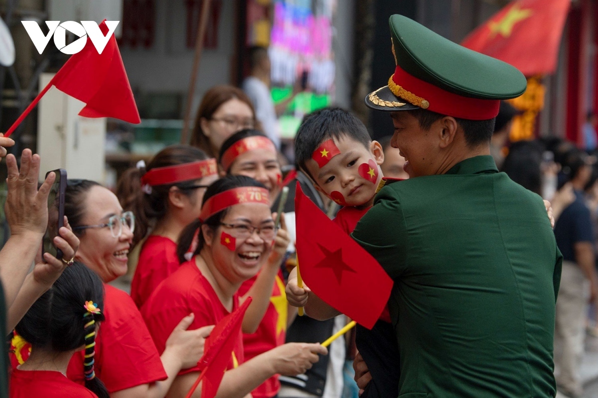 locals show joy at seeing military forces march on dien bien streets picture 8