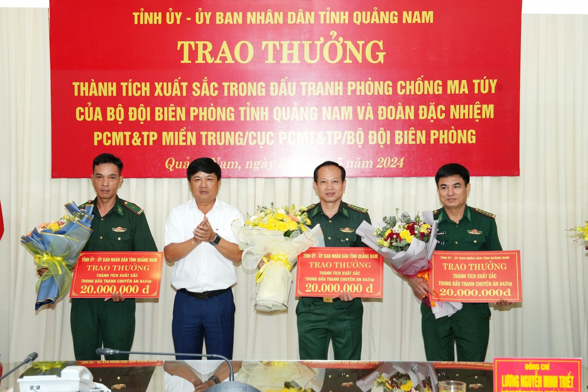 8 nguoi van chuyen gan 200 kg ma tuy tu lao ve viet nam hinh anh 2