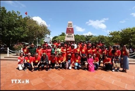 overseas vietnamese visit truong sa, dki platform picture 1