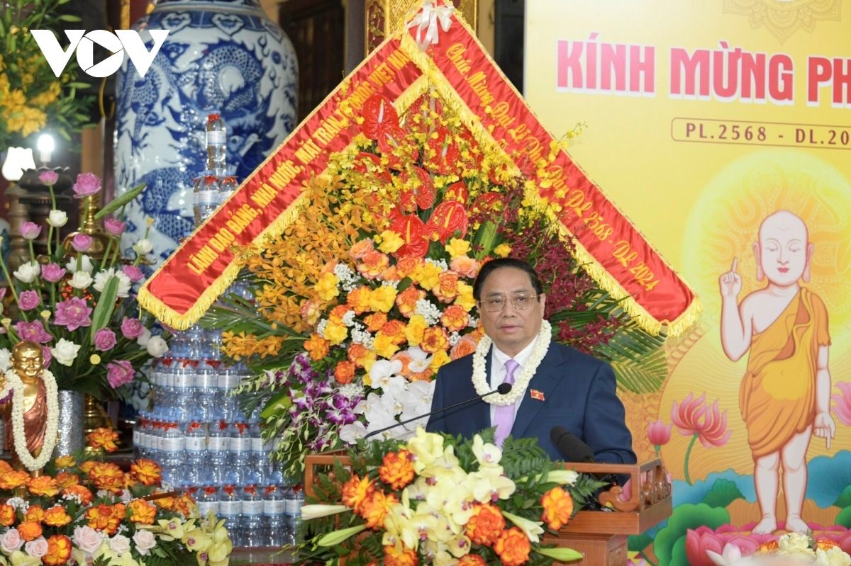 pm attends lord buddha s birth commemoration in hanoi picture 2