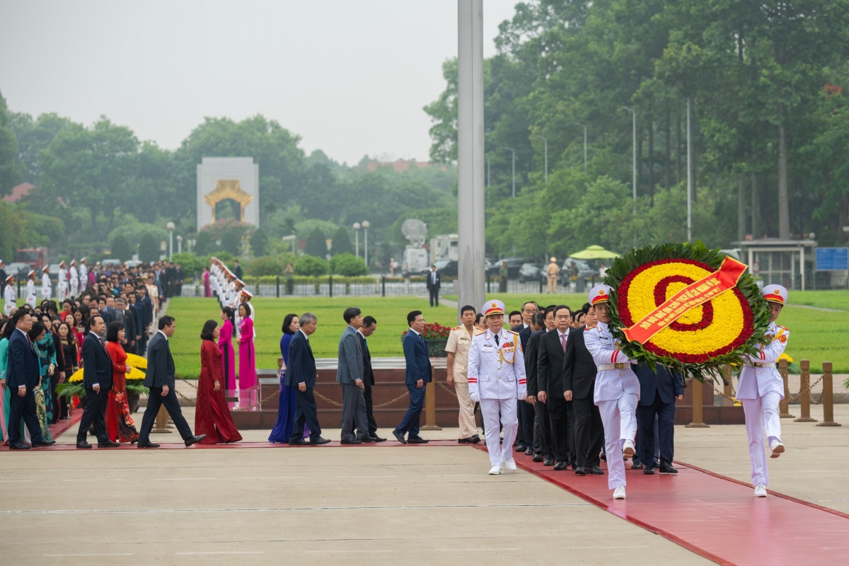 Dai bieu quoc hoi vao lang vieng chu tich ho chi minh truoc phien khai mac hinh anh 2