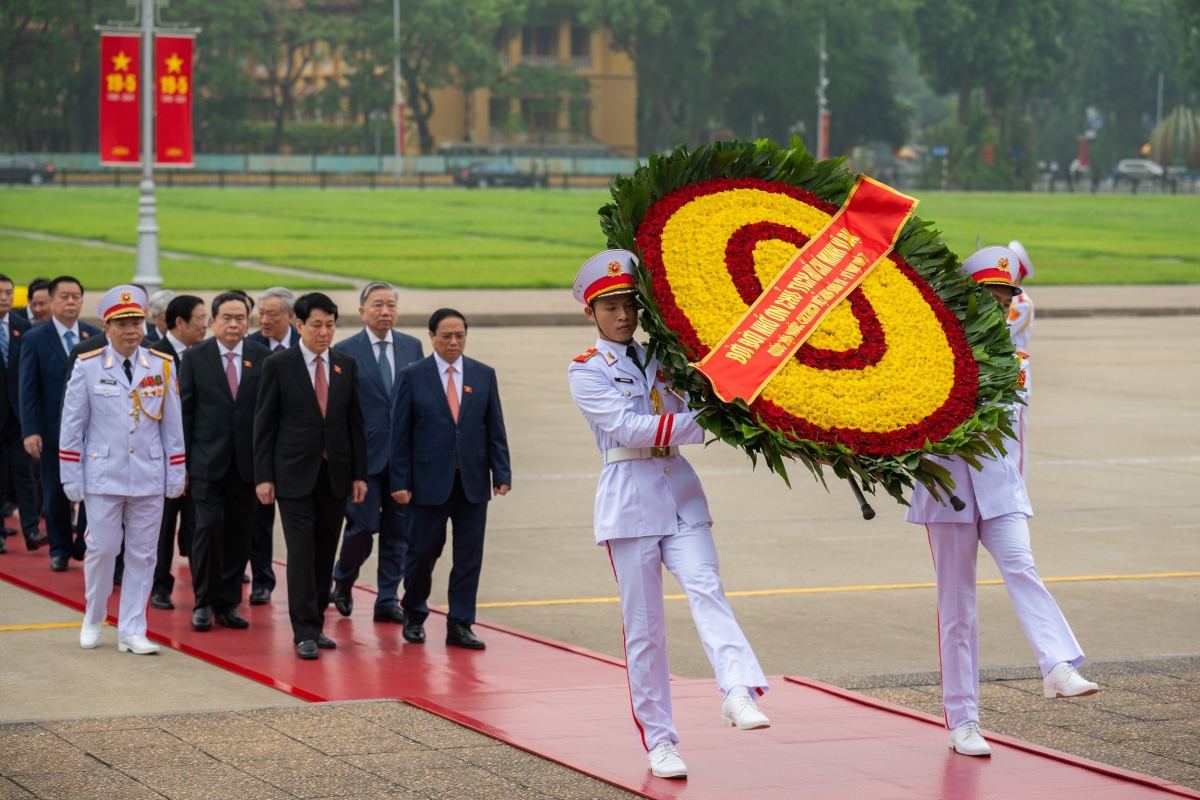 Dai bieu quoc hoi vao lang vieng chu tich ho chi minh truoc phien khai mac hinh anh 3