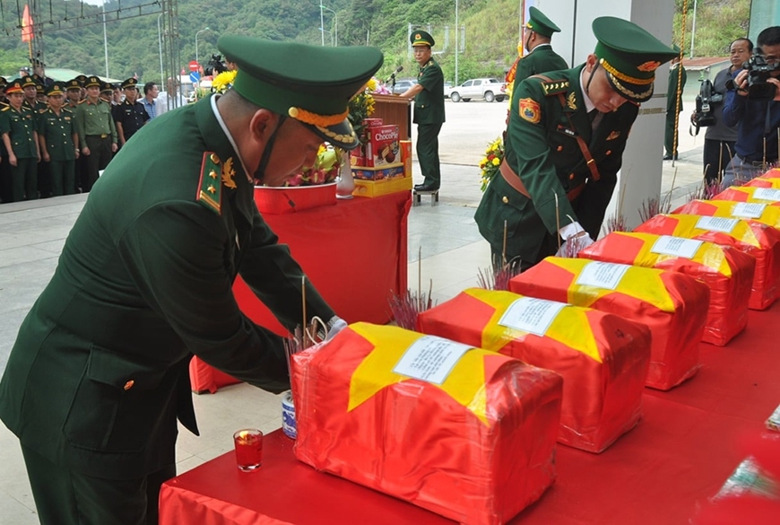 remains of 11 vietnamese martyrs repatriated from laos picture 1