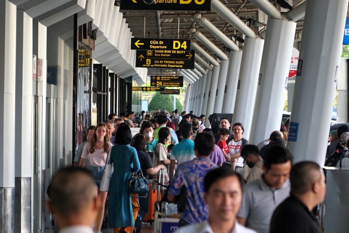 airports serve 1.8 million passengers over five-day holiday picture 1