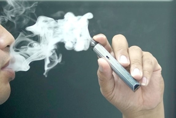 experts consider how to tackle the problem of e-cigarettes picture 1