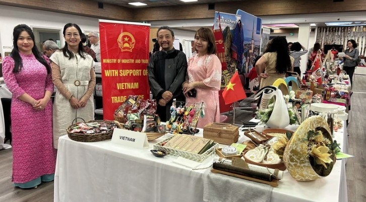 vietnamese firms join charity fair in canada picture 1