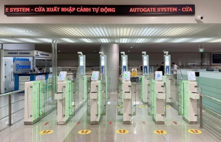 automatic immigration gates facilitate passengers travel picture 1
