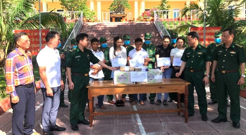 five lao nationals arrested for transporting drugs into vietnam picture 1