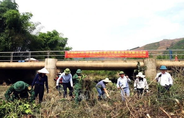 vietnam, china localities join hands to clean up border river picture 1