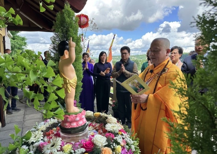 truc lam zen monastery in france marks lord buddha s birthday picture 1