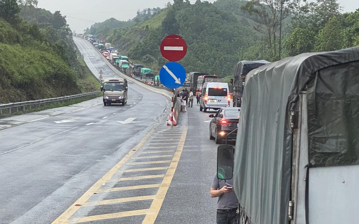 xe tai mat lai quay ngang duong gay un tac tren cao toc noi bai - lao cai hinh anh 2