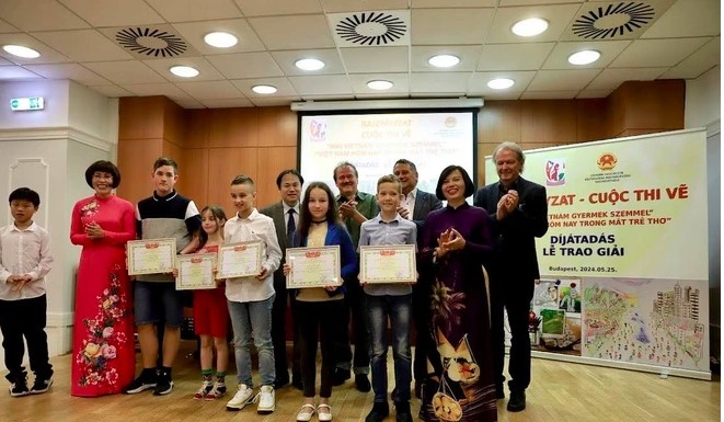 painting contest about vietnam attracts numerous international students picture 1