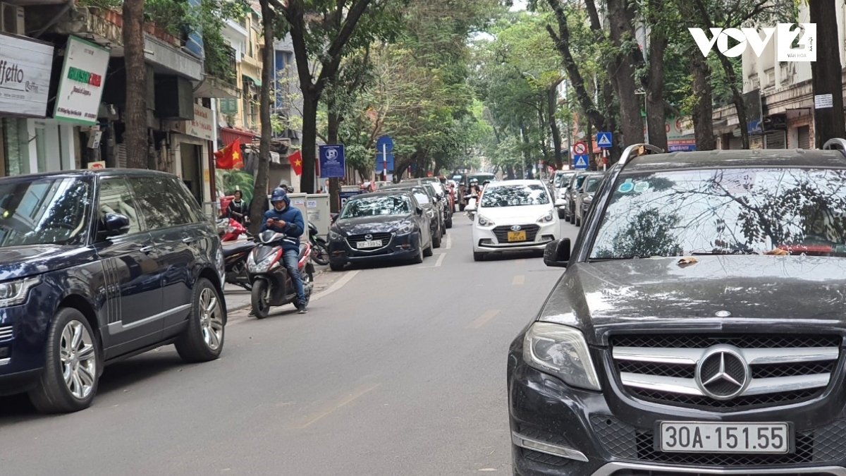 ha noi dang thieu bai do xe tram trong hinh anh 2