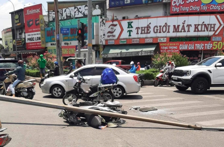 tru den tren cau vuot roi xuong duong, de trung co gai di xe may o tp.hcm hinh anh 2