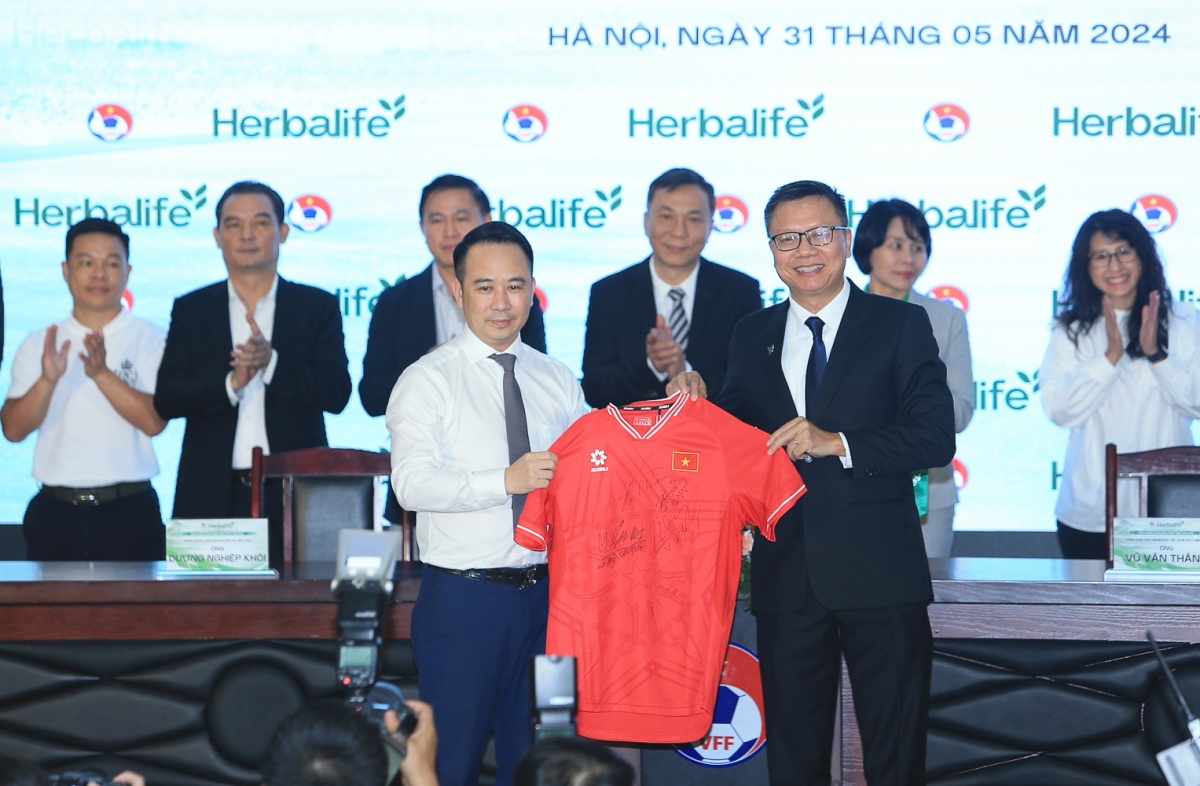 ĐT Việt Nam nhận cú hích tinh thần trước trận ra mắt HLV Kim Sang Sik