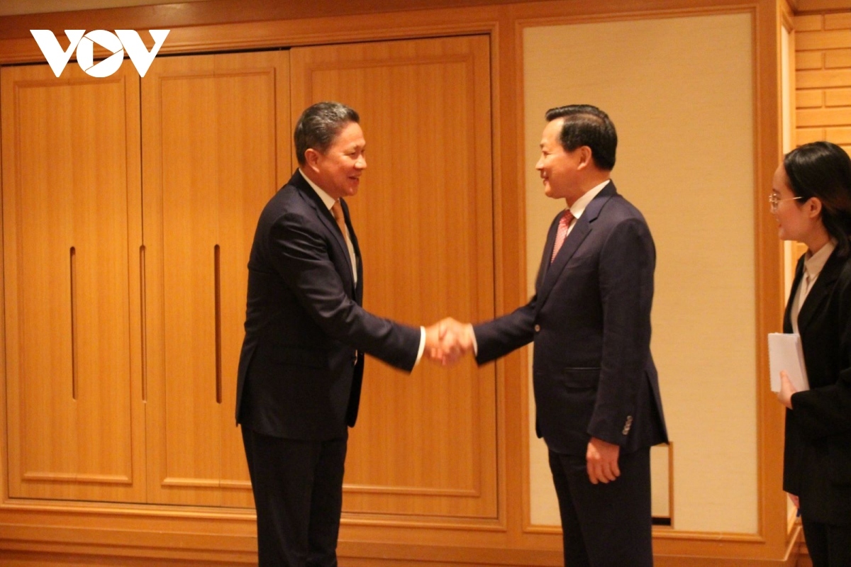 deputy pm meets cambodian, singaporean counterparts in tokyo picture 1