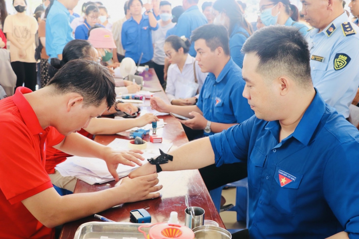 Đoàn viên, thanh niên Bến Tre hưởng ứng ngày hội hiến máu tình nguyện