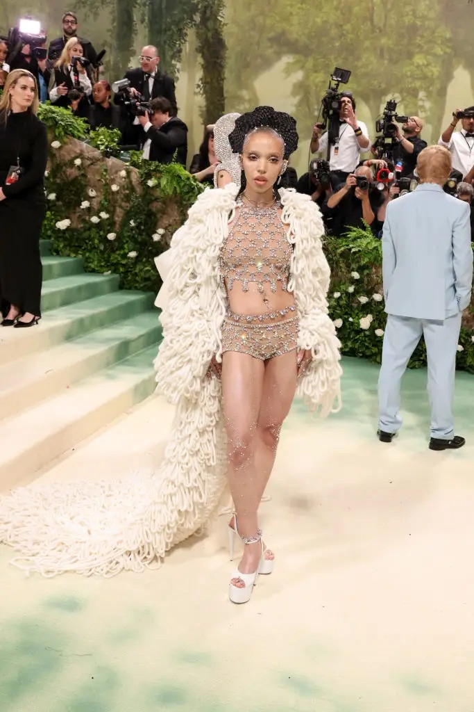 lam on dung mac vay xuyen thau o met gala nua hinh anh 2