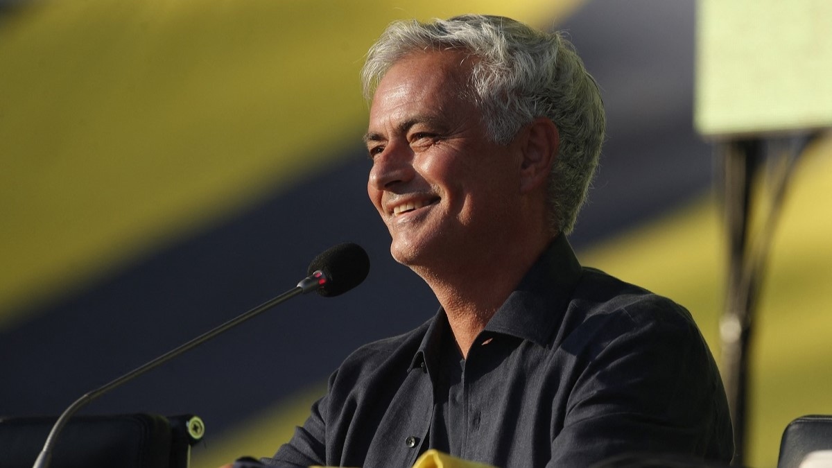 Biển Người Chào đón Hlv Mourinho Tại Thổ Nhĩ Kỳ 