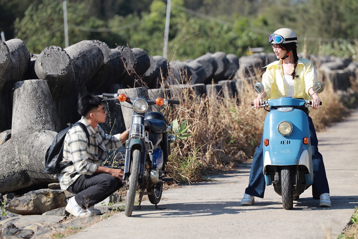 jun pham khong ngai voi nhung canh om hon than mat voi thuy ngan hinh anh 1