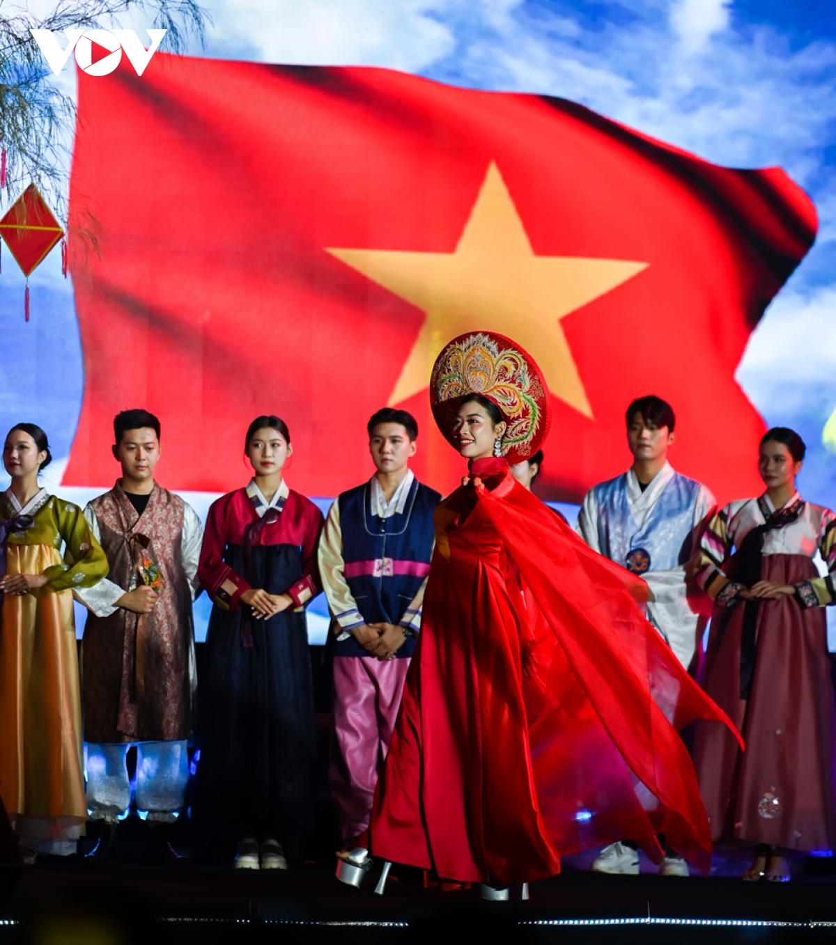 traditional Ao dai and hanbok costumes hit hue catwalk stage picture 10