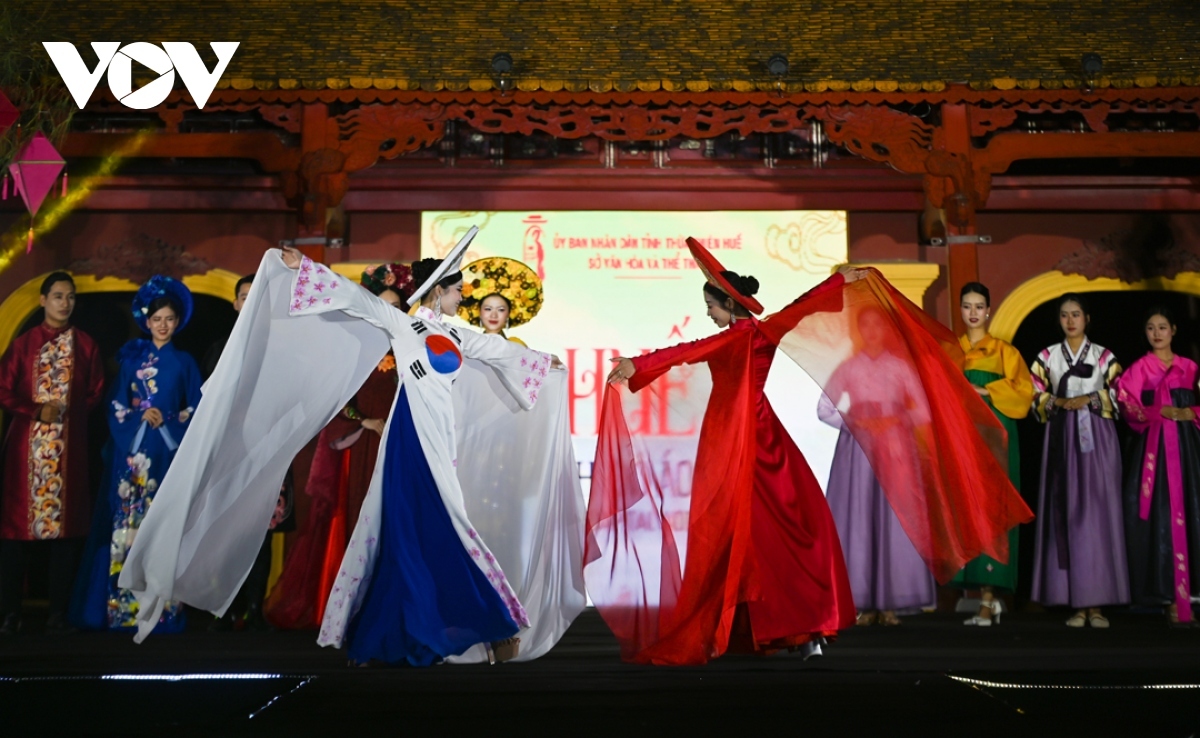 traditional Ao dai and hanbok costumes hit hue catwalk stage picture 11