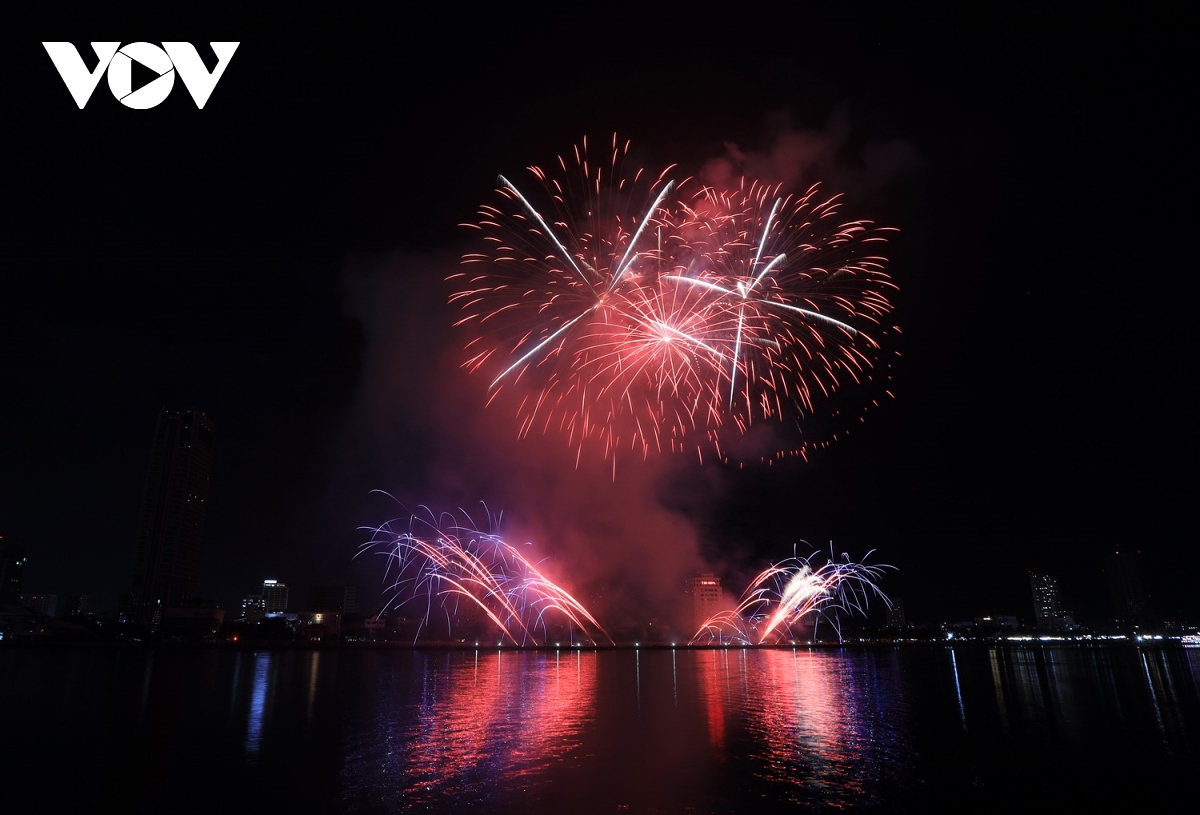 spectacular fireworks display of vietnam at diff 2024 picture 15