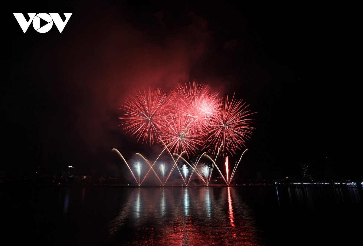 spectacular fireworks display of vietnam at diff 2024 picture 18