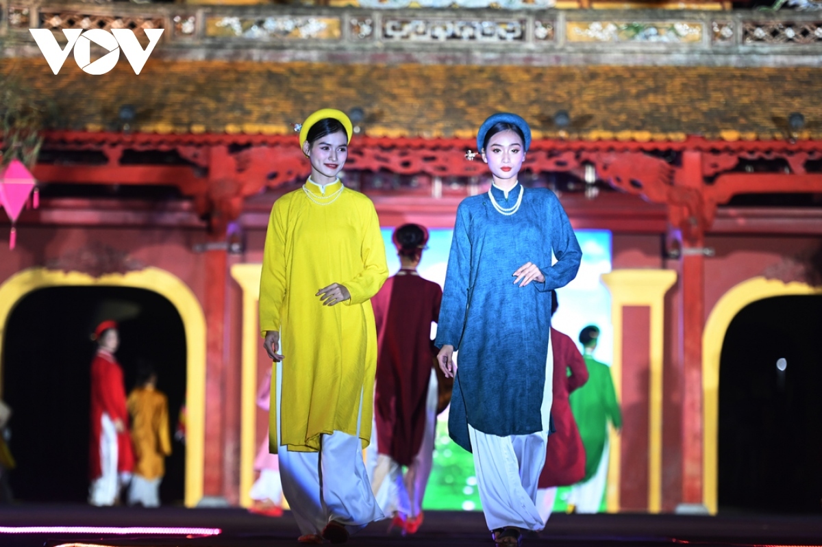 traditional Ao dai and hanbok costumes hit hue catwalk stage picture 2