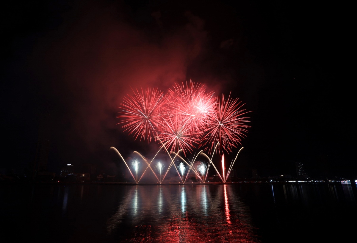 spectacular fireworks display of vietnam at diff 2024 picture 2