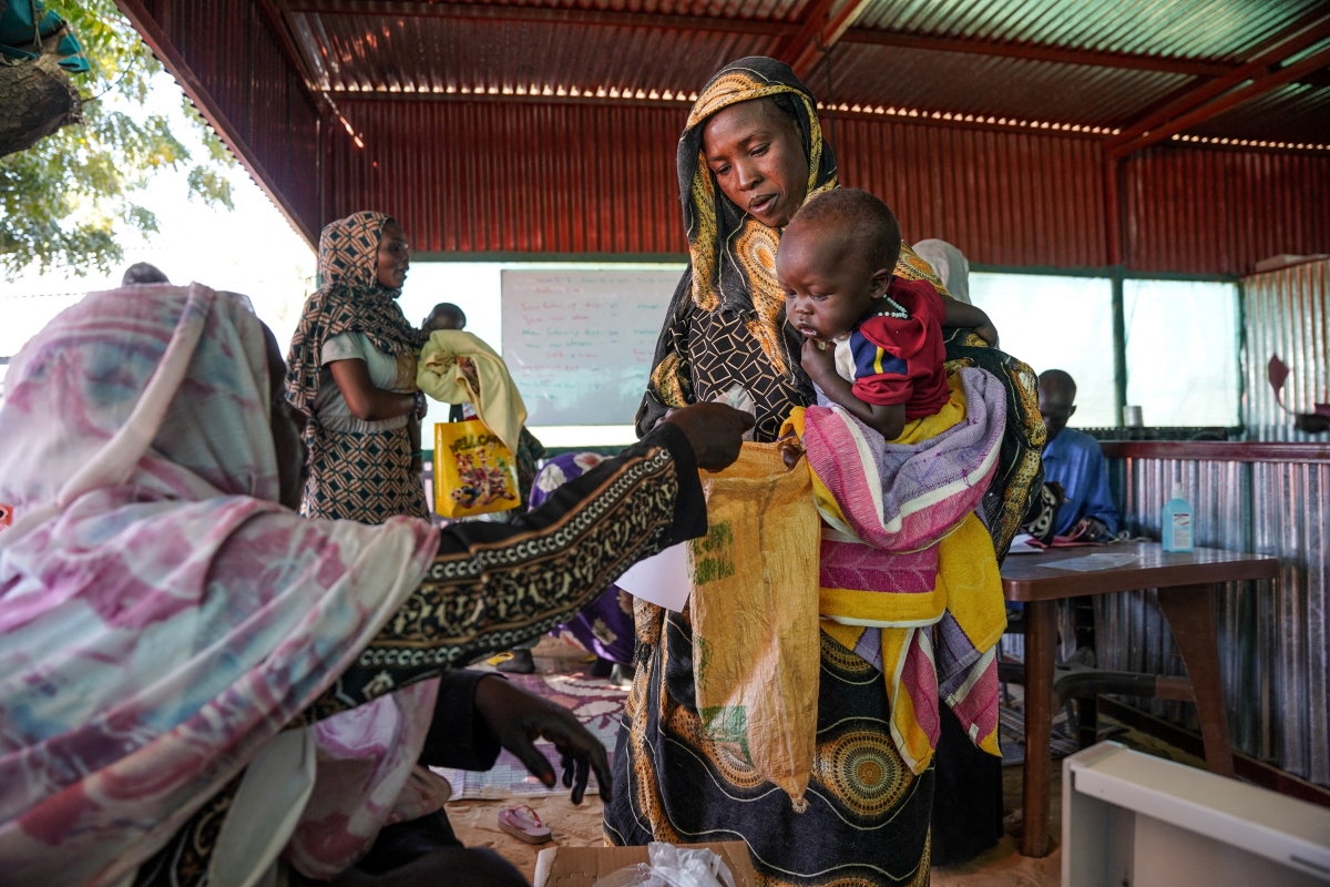 Khủng hoảng nạn đói ở Sudan: Nhiều người phải ăn lá cây và đất để cầm hơi