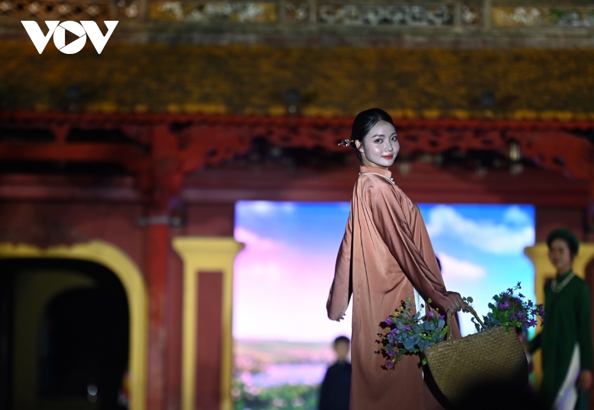 traditional Ao dai and hanbok costumes hit hue catwalk stage picture 3