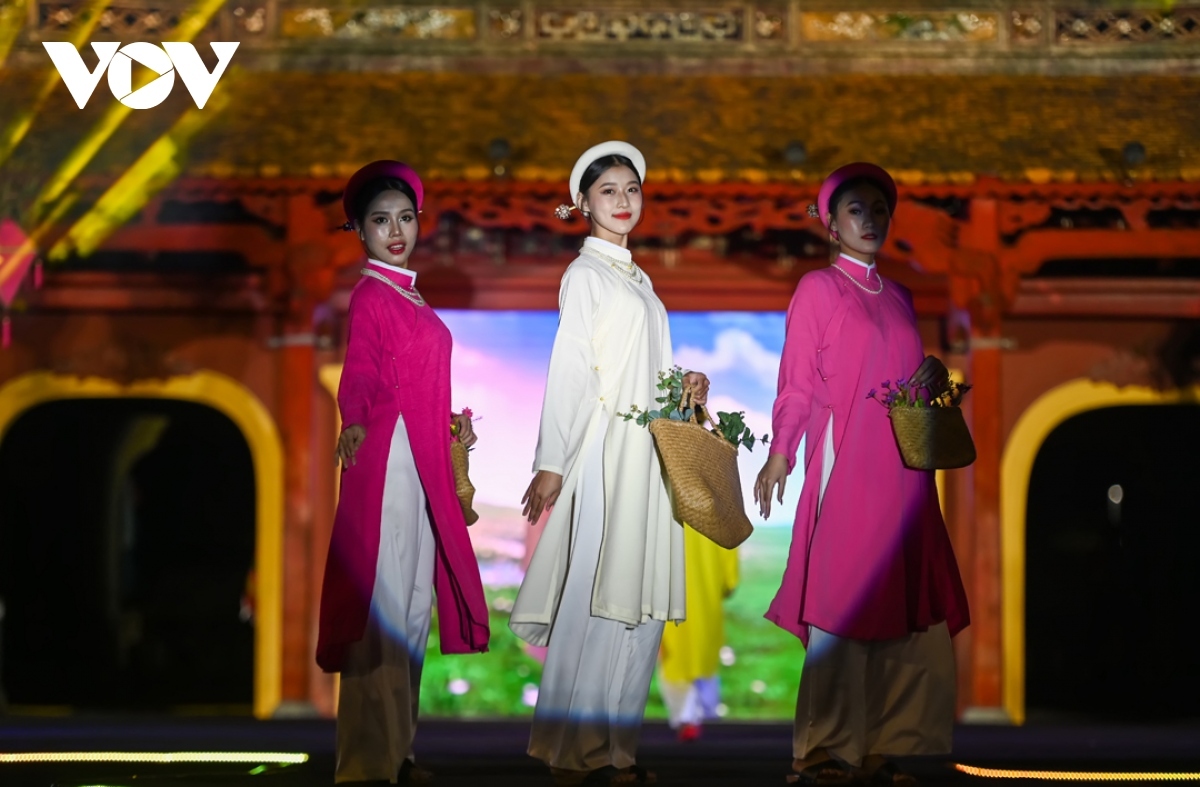 traditional Ao dai and hanbok costumes hit hue catwalk stage picture 4