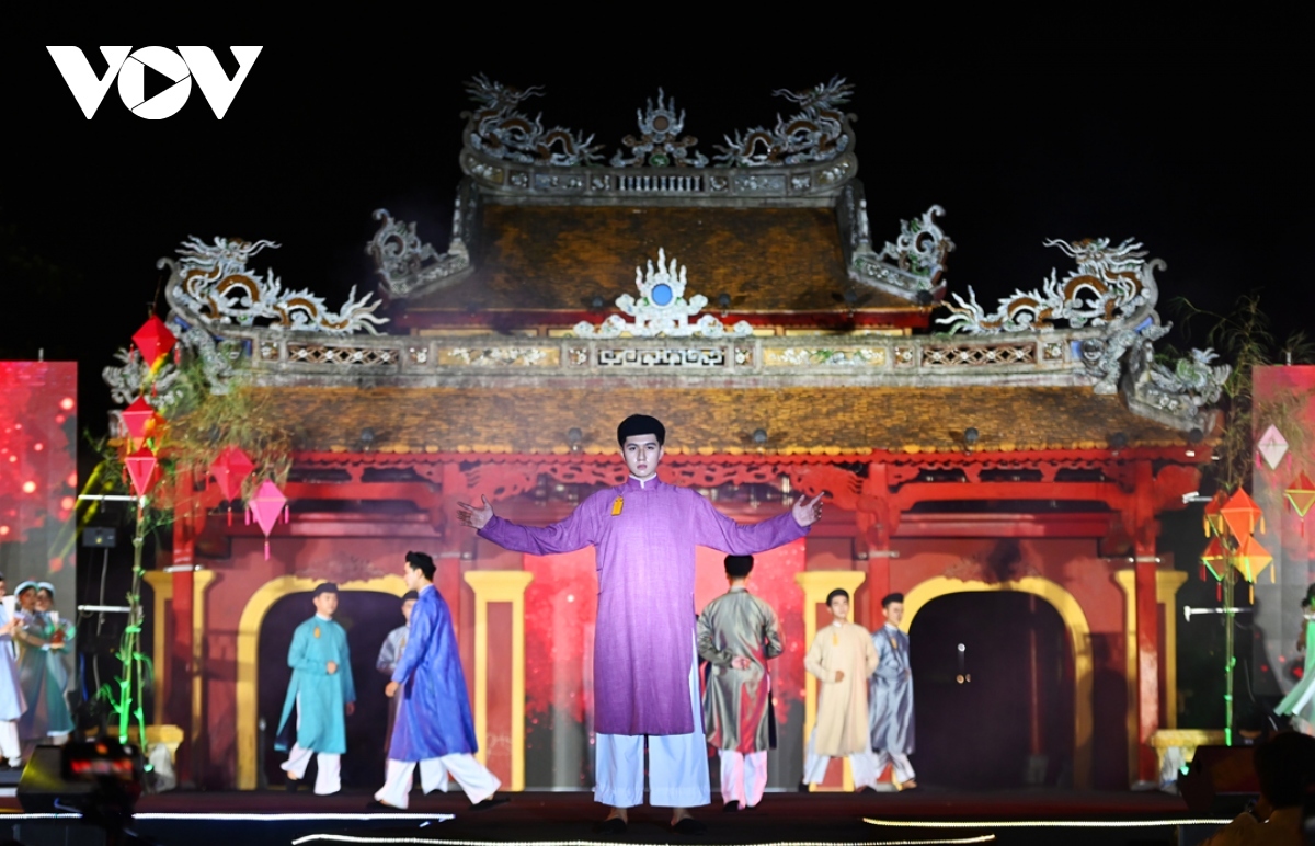 traditional Ao dai and hanbok costumes hit hue catwalk stage picture 6