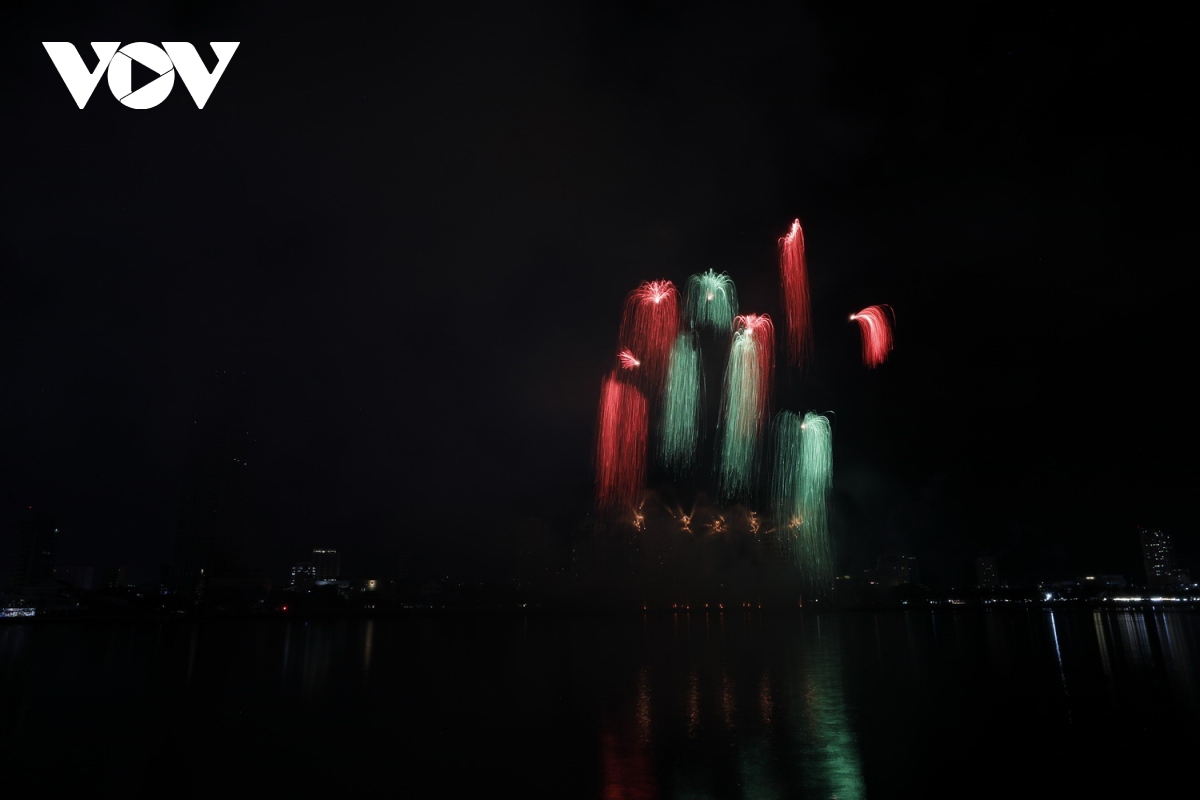 spectacular fireworks display of vietnam at diff 2024 picture 7