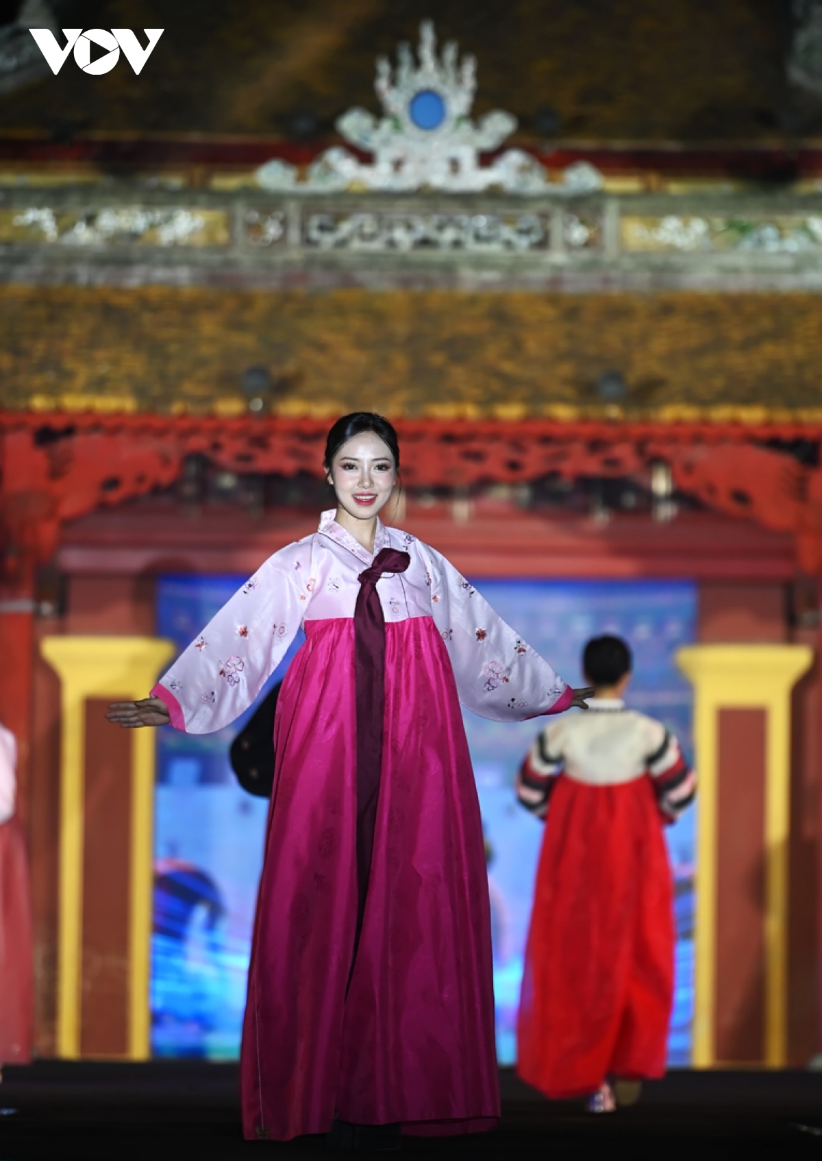traditional Ao dai and hanbok costumes hit hue catwalk stage picture 8
