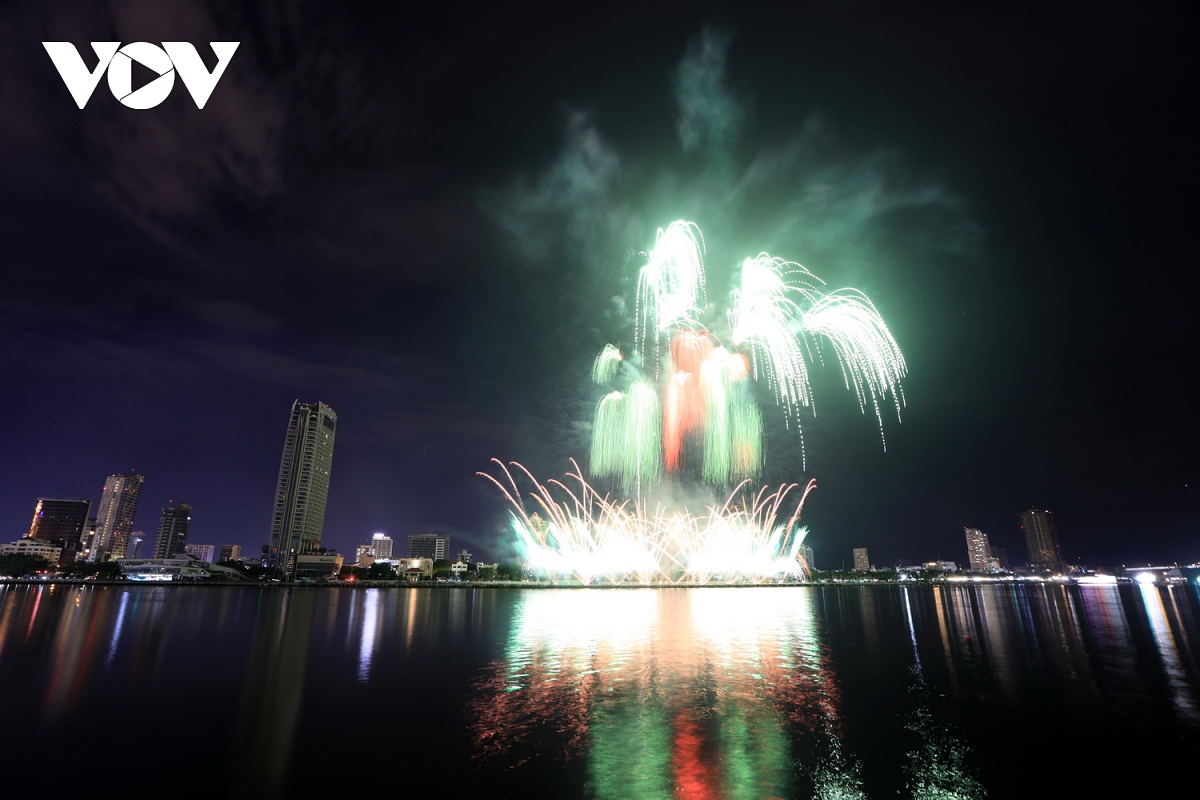 spectacular fireworks display of vietnam at diff 2024 picture 8