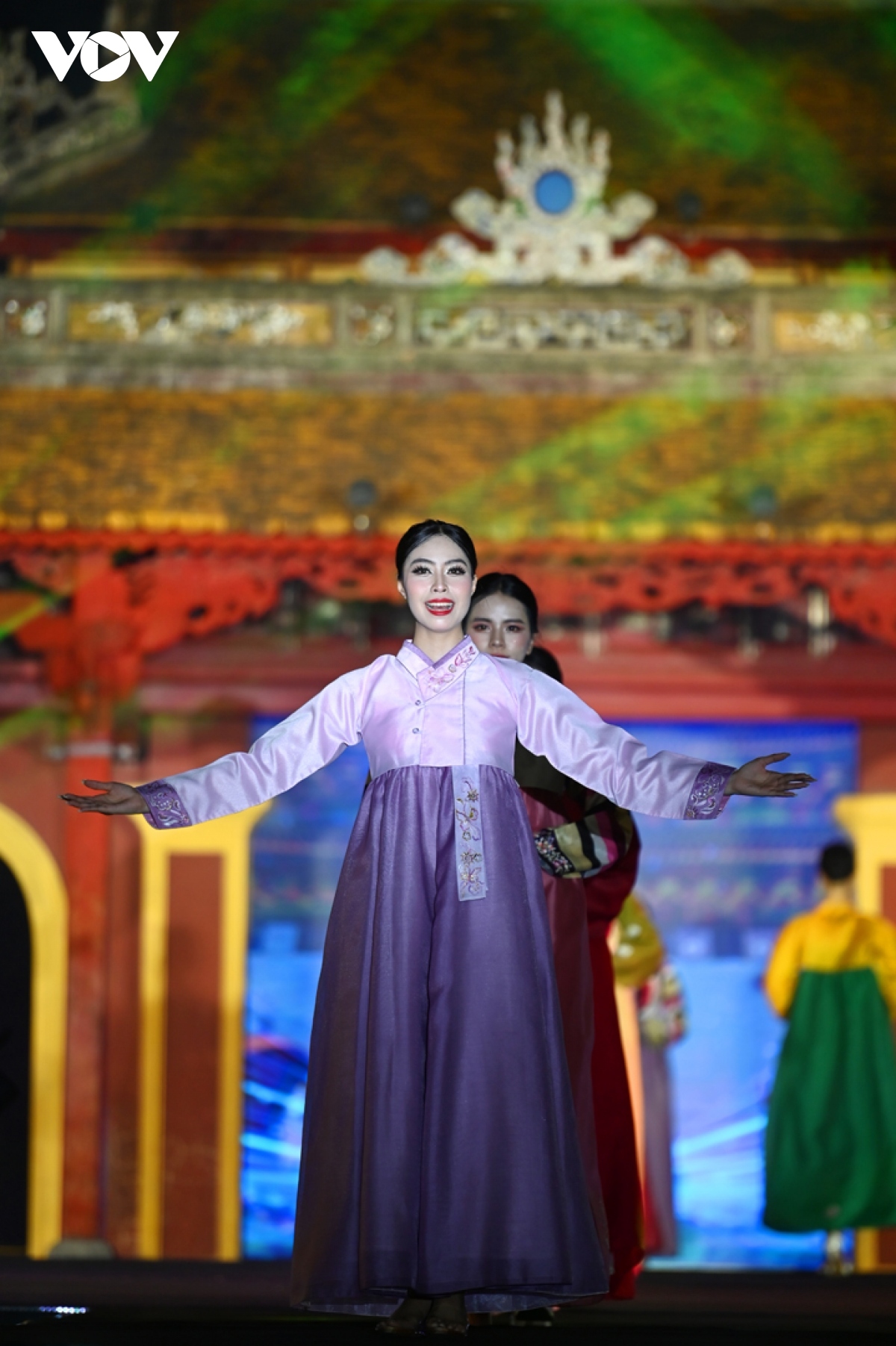 traditional Ao dai and hanbok costumes hit hue catwalk stage picture 9