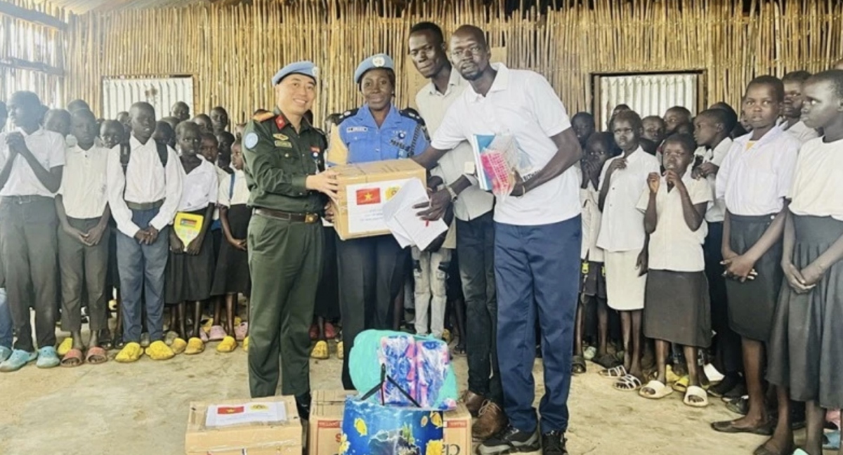 vietnamese police bring joy to south sudanese students picture 1