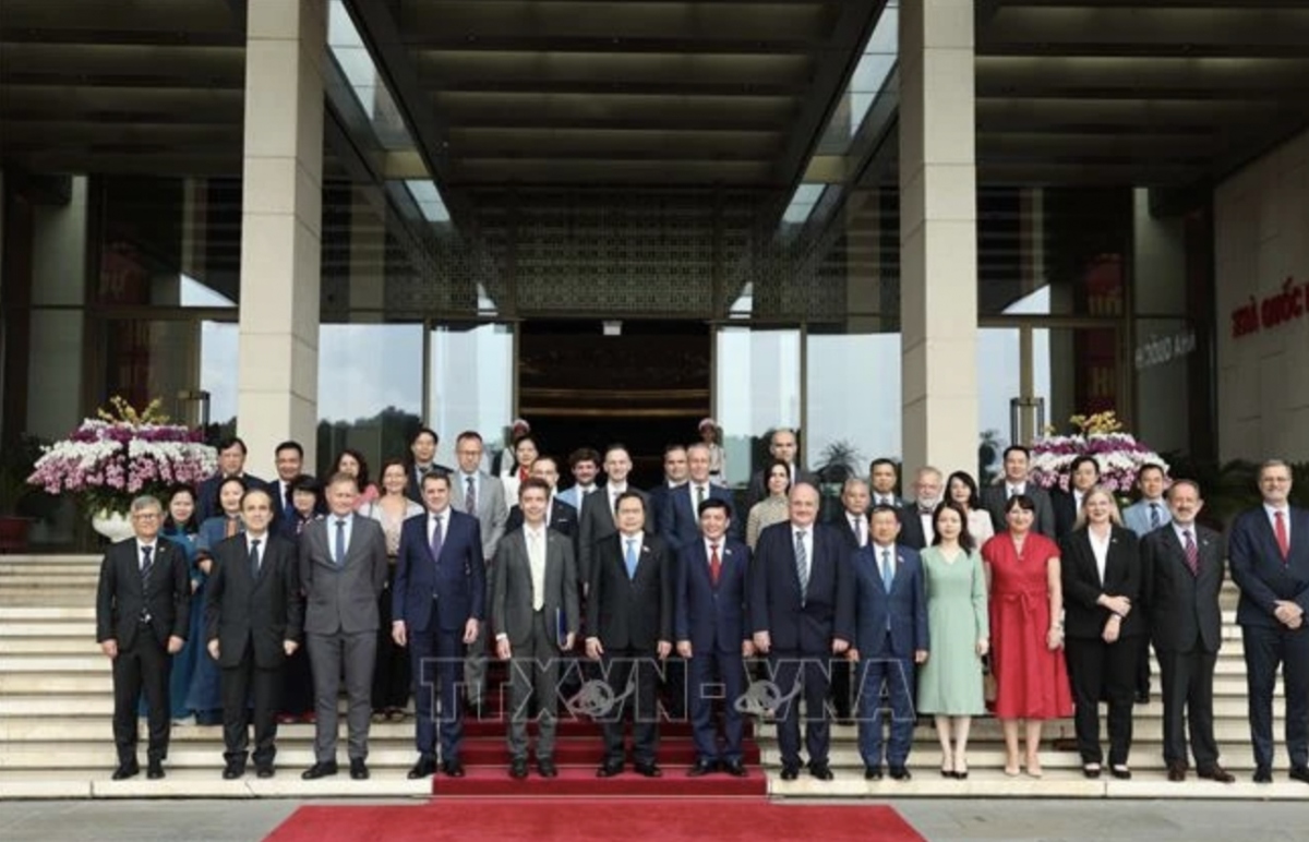 na chairman hosts european diplomats picture 1