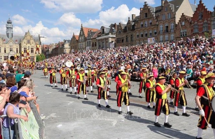 belgian stilt walkers to perform at hue festival 2024 picture 1