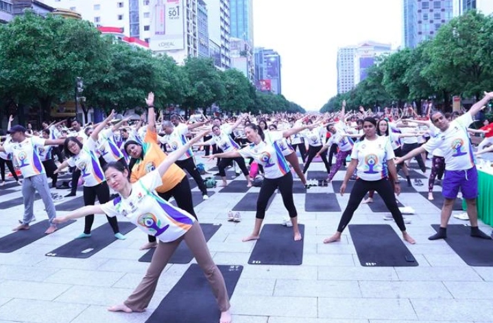1,500 yogis perform in hcm city on 10th international yoga day picture 1