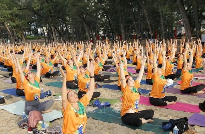 over 600 people join mass yoga performance in binh thuan picture 1